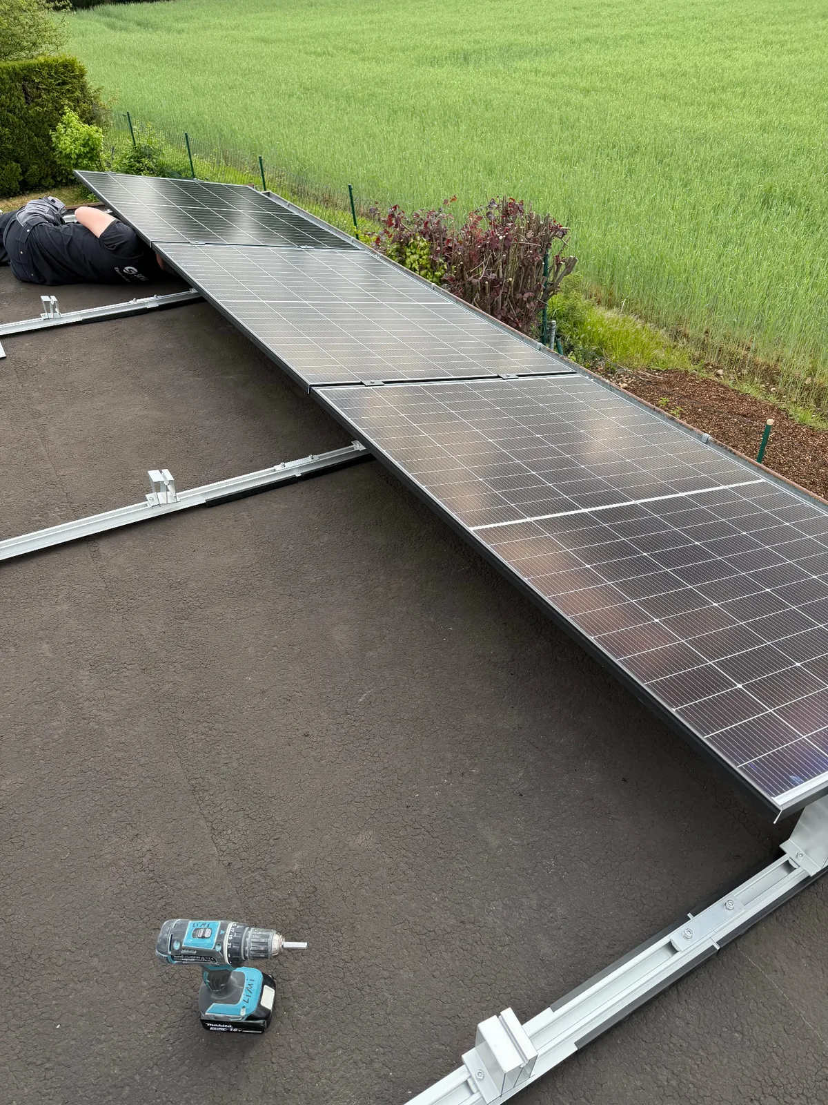 Montagearbeiten von Schauer Technik an einer Dachinstallation im Raum München