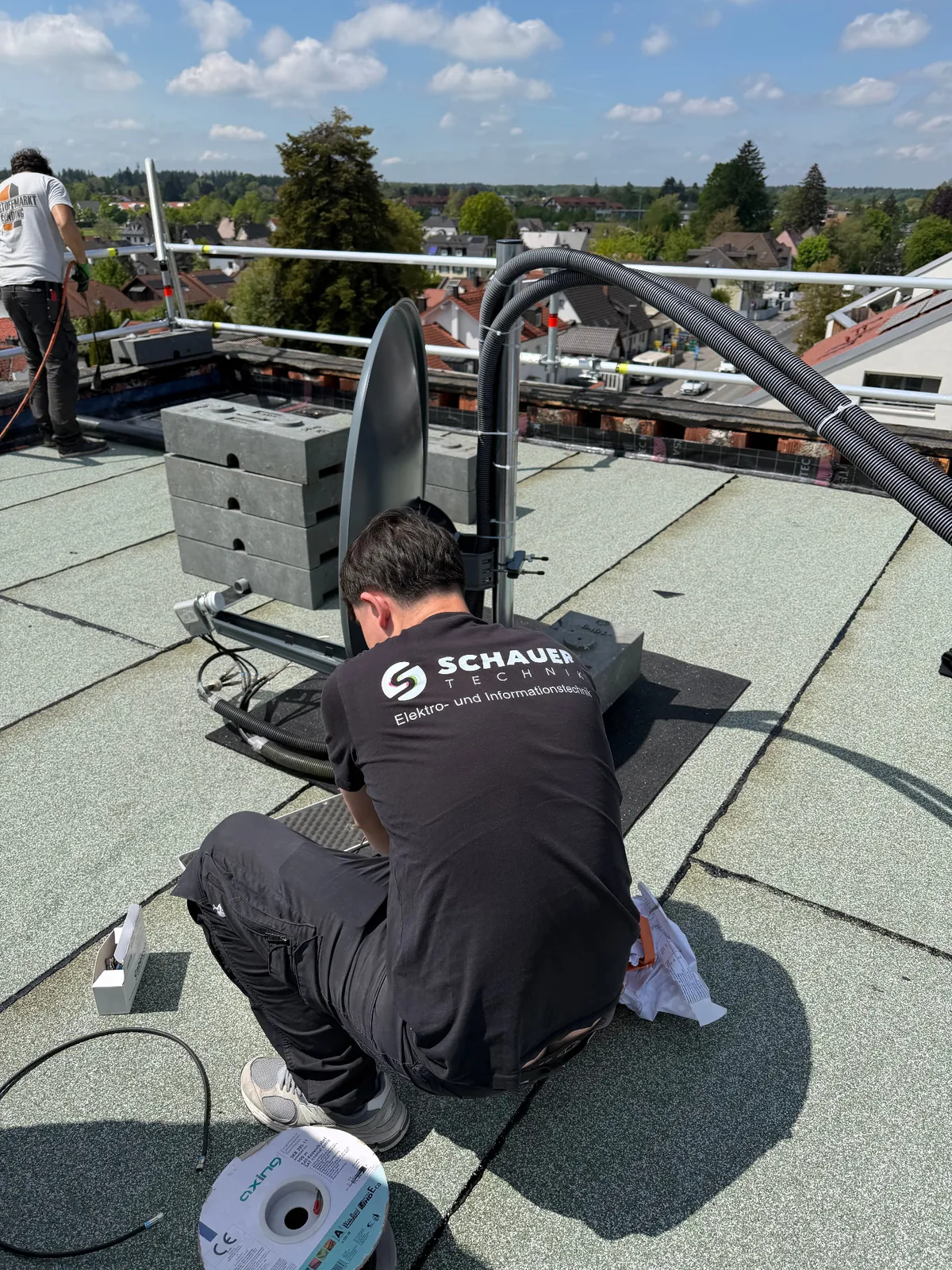 Techniker von Schauer Technik prüft eine Installation im Raum München